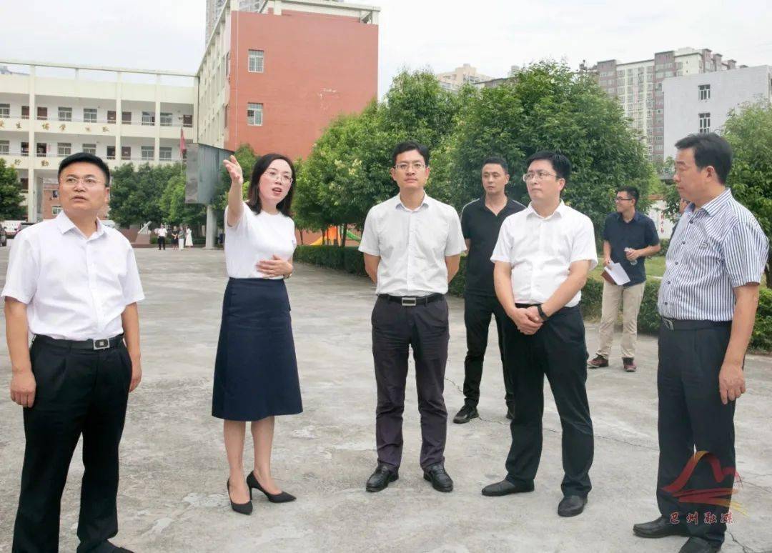 何光平开展教师节走访慰问运动-Bsports必一体育(图2)
何光平开展教师节走访慰问运动-Bsports必一体育(图2)