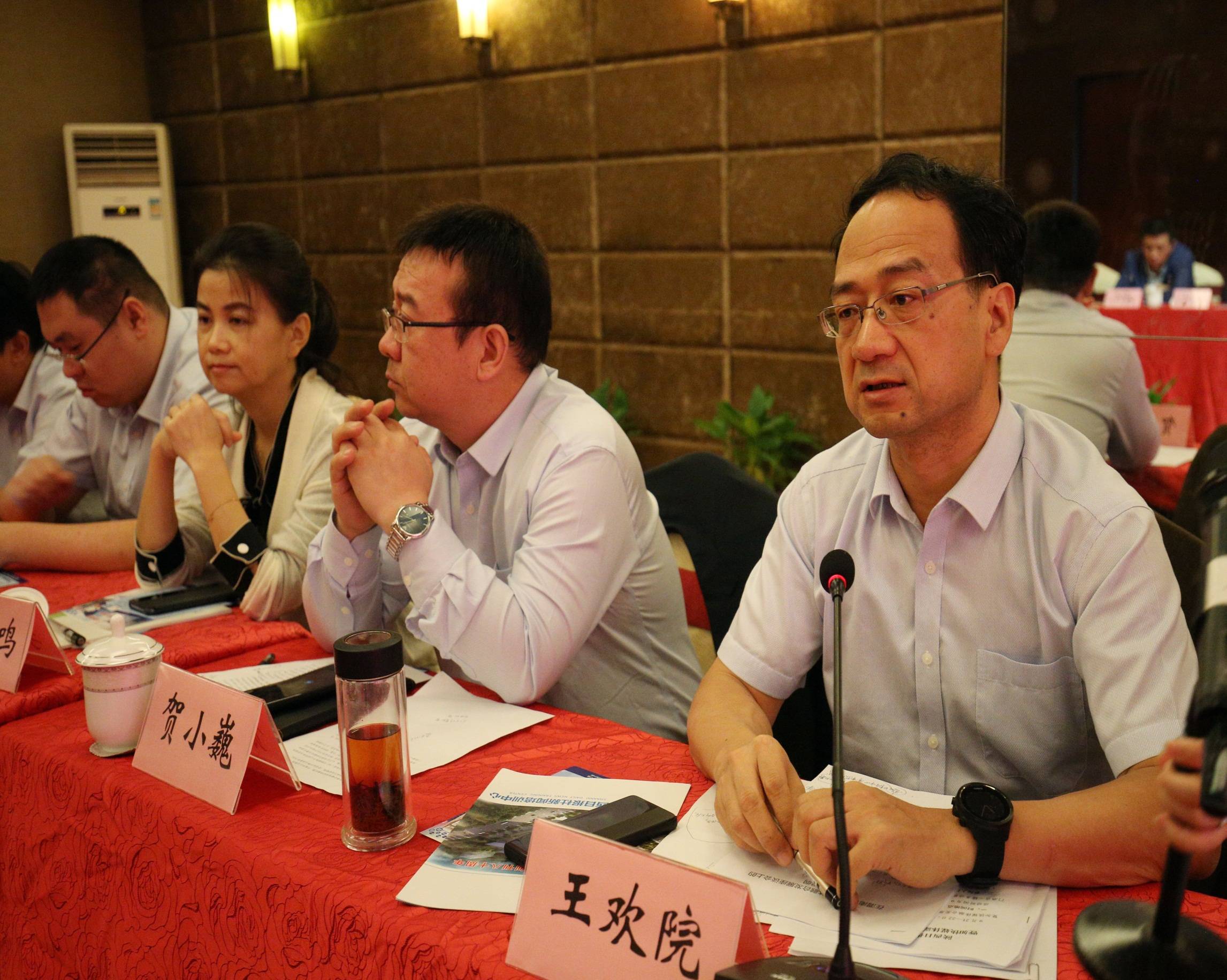 【Bsports必一体育】
陕西日报融媒体中心授牌仪式暨全市加速媒体融合生长座谈会在富平县召开(图8)