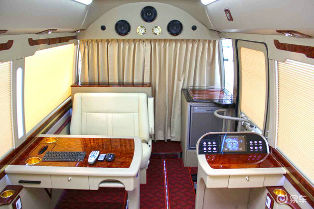 “必一”3D效果隐形眼镜:可边走路边观看立体图像(图1) 必一