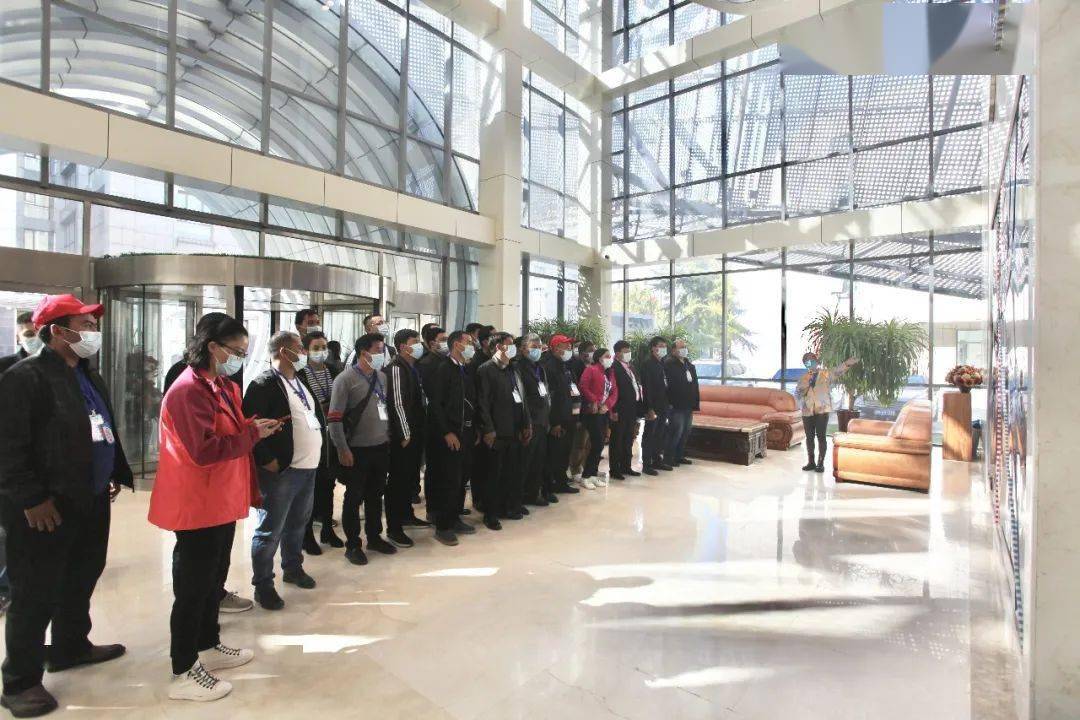 新疆和田县 有钱的领导去国家新媒体产业基地开展野外培训活动【b体育】(图2)