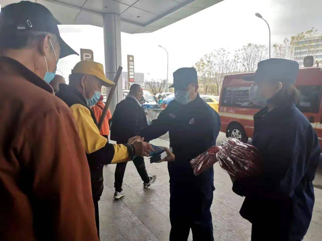 【b体育】
保税支队流动宣传车“走街串巷”为住民送上“防火秘笈”(图4) 【b体育】
保税支队流动宣传车“走街串巷”为住民送上“防火秘笈”(图4)