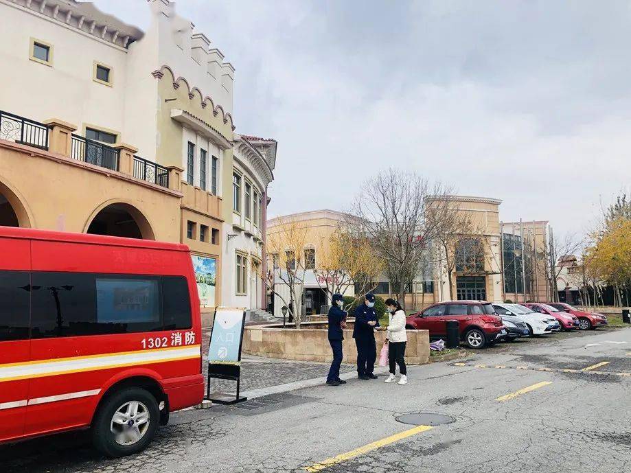 【b体育】
保税支队流动宣传车“走街串巷”为住民送上“防火秘笈”(图7) 【b体育】
保税支队流动宣传车“走街串巷”为住民送上“防火秘笈”(图7)