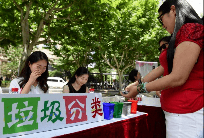 
百年前上海为了都会卫生也是拼了 天天10点前倒垃圾 超时罚款_必一(图1)